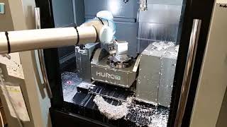 Universal Robots UR10 tending to a Hurco VM10Ui