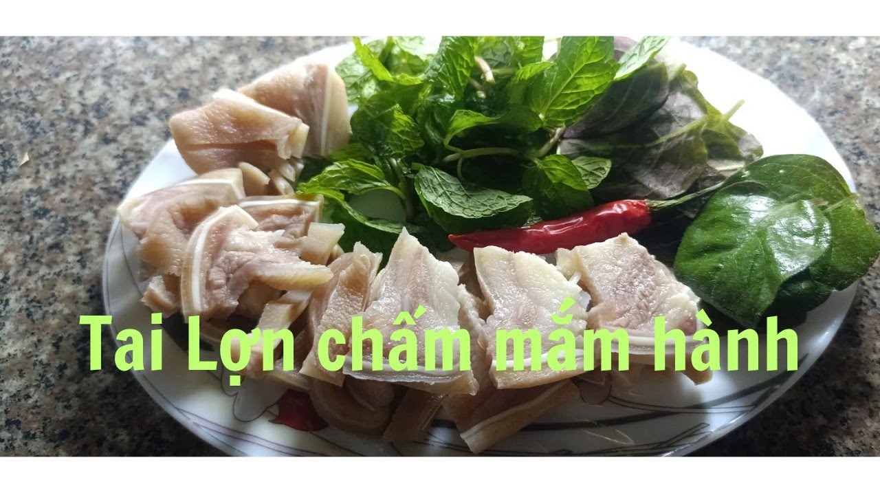 Tai Heo chấm Mắm hành 