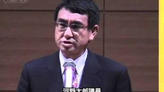 核の脅威を描く話題作の議員試写会を前に、前原大臣と河野議員が握手
