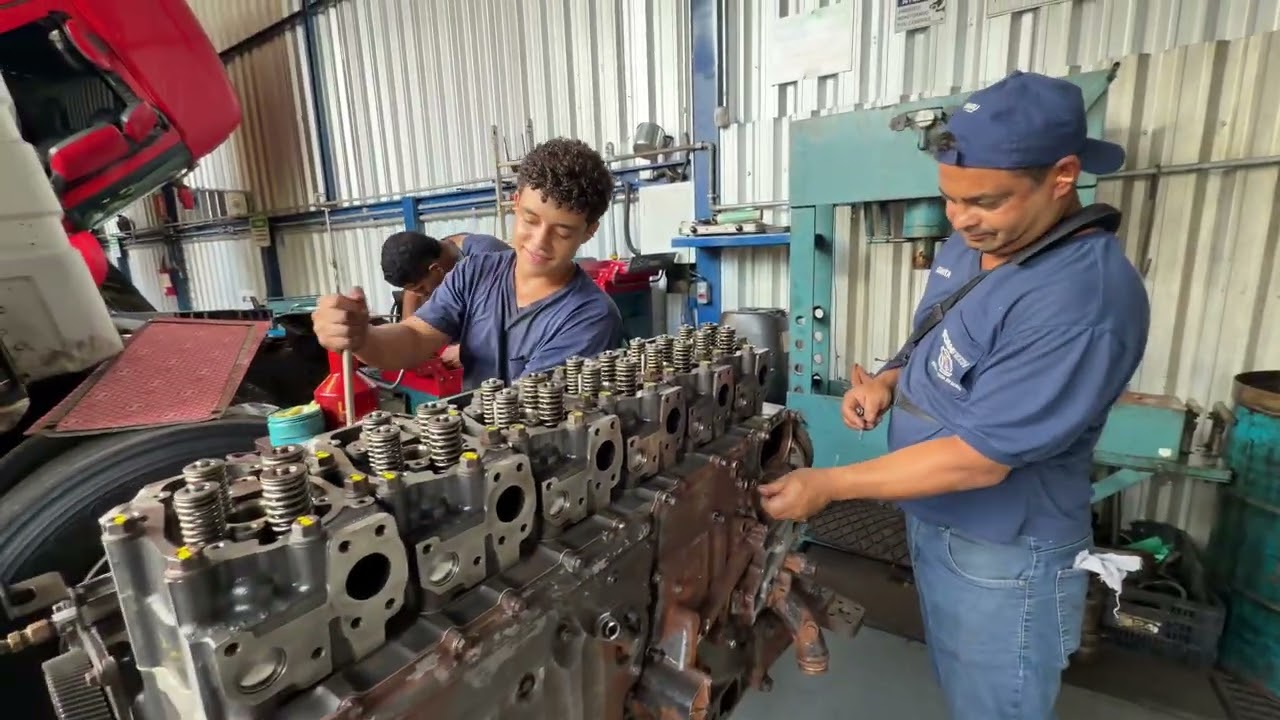 Bigode trabalhando com um braço. 