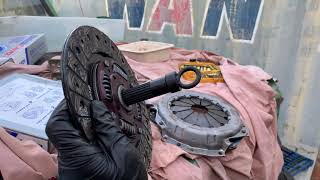 Hyundai Accent Clutch - part 4  - Install disk and pressure plate