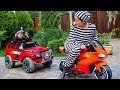 The Women take Wheel from the car Tema ride on Police car to catch women