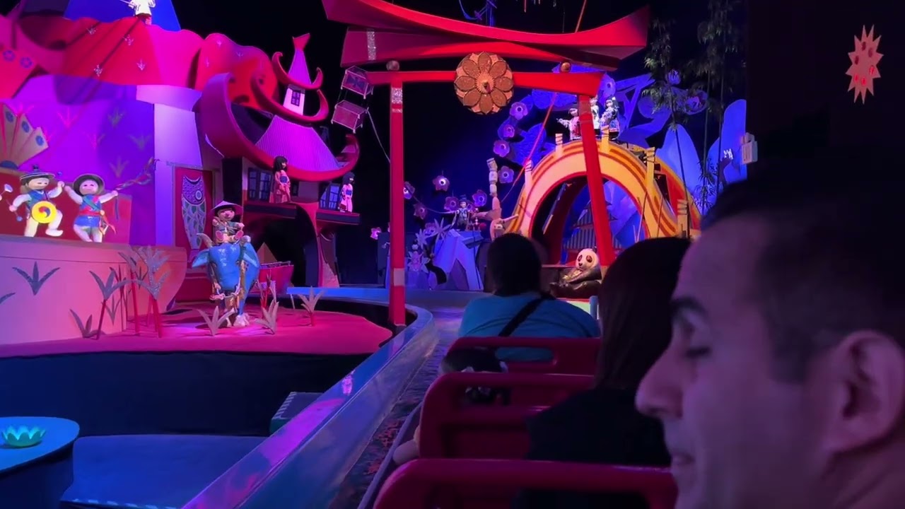 Это аттракцион «Маленький мир» в Диснейленде 2025 09 14