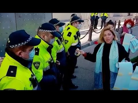 ხმაური პარლამენტთან - ანა დოლიძემ რკინის  ჯებირზე სტატუსშეჩერებული სტუდენტების სიის გამოკვრა სცადა