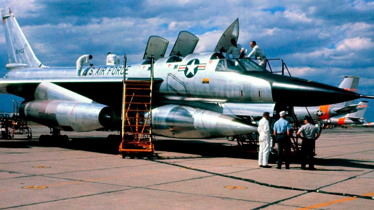 Красивый и смертоносный B-58 Хаслер - история самого опасного бомбардировщика Америки