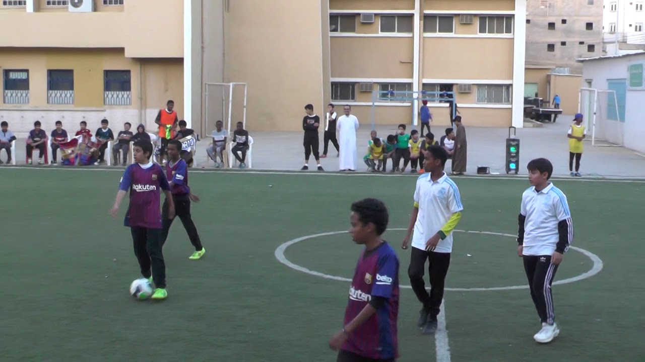 نادي الحي بثانوية الفهد  يقدم لكم المباراة النهائيه  على كاس النادي  بين فريق ريال مدريد و برشلونه