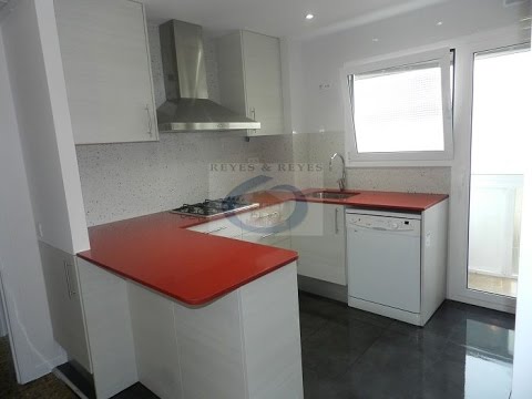 Reforma integral de cocina con silestone rojo y compac blanco ... Cocinas integrales rojo blanco negro