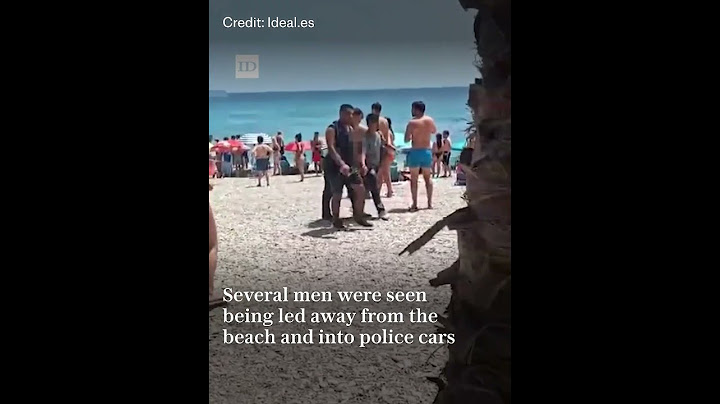 Tourists and locals tackle migrants fleeing boat on Spanish boat thumbnail