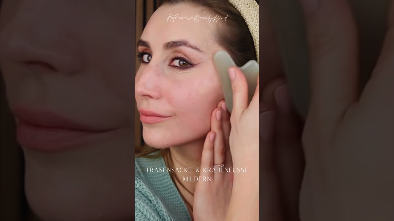 Tränensäcke und Krähenfüße unter den Augen mit Gua Sha ästhetischer Gesichtsmassage mildern