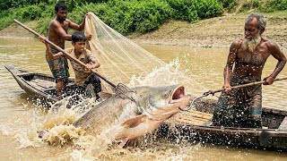 300KG MONSTER FISH ATTACK! Traditional Spear & Net Fishing In River