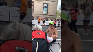 Wife stops 75-year-old husband during Boston Marathon for sweetest reason ❤️￼