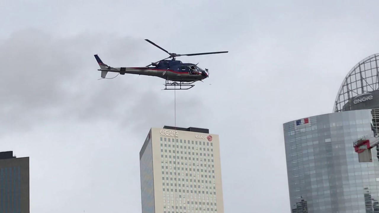 Changer un bout de verre à la gare de La Défense 