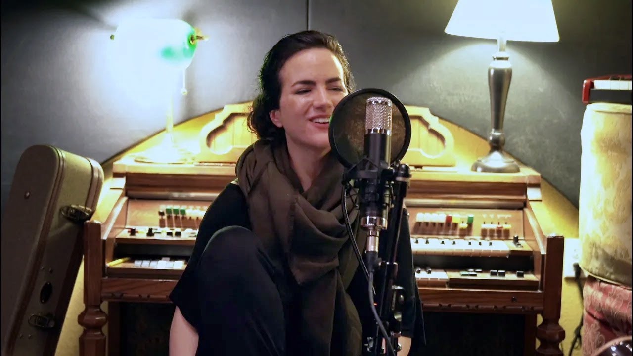 Παρακολούθηση Alma Cook – Queen (Acoustic) | Live at Bedrock LA στο YouTube Παρακολούθηση Alma Cook – Queen (Acoustic) | Live at Bedrock LA στο YouTube