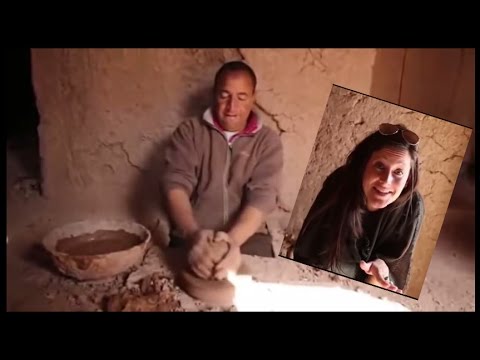 شاهد رجل بسيط ومع ذلك يتكلم الإنجليزية وإنبهار سائحة أمريكية ودهشتها بما صنعته أيادي مغربي