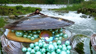 Prying open the giant clam, I harvest countless beautiful and dazzling pearls, very charming