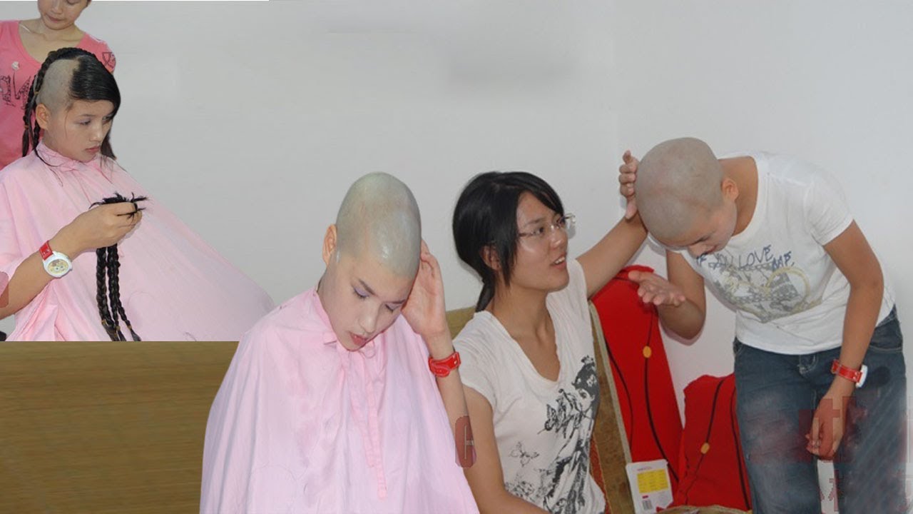 溫柔可愛的麗人小姐姐扎滿頭的小辮子，被女理髮師用老式剃刀連根刮光，塗滿泡沫刮的很乾淨