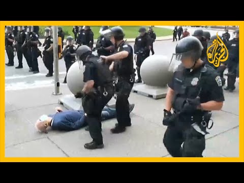 🇺🇸 نيويورك.. توقيف شرطيين عن العمل بسبب دفعهما لرجل مسن