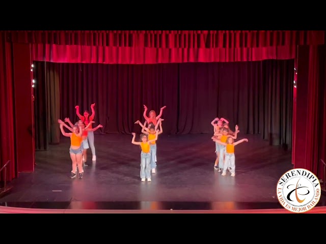 Gracias a todos los alumnos, profesores y familiares que participaron en nuestro festival de baile! Vuestra dedicación, 
