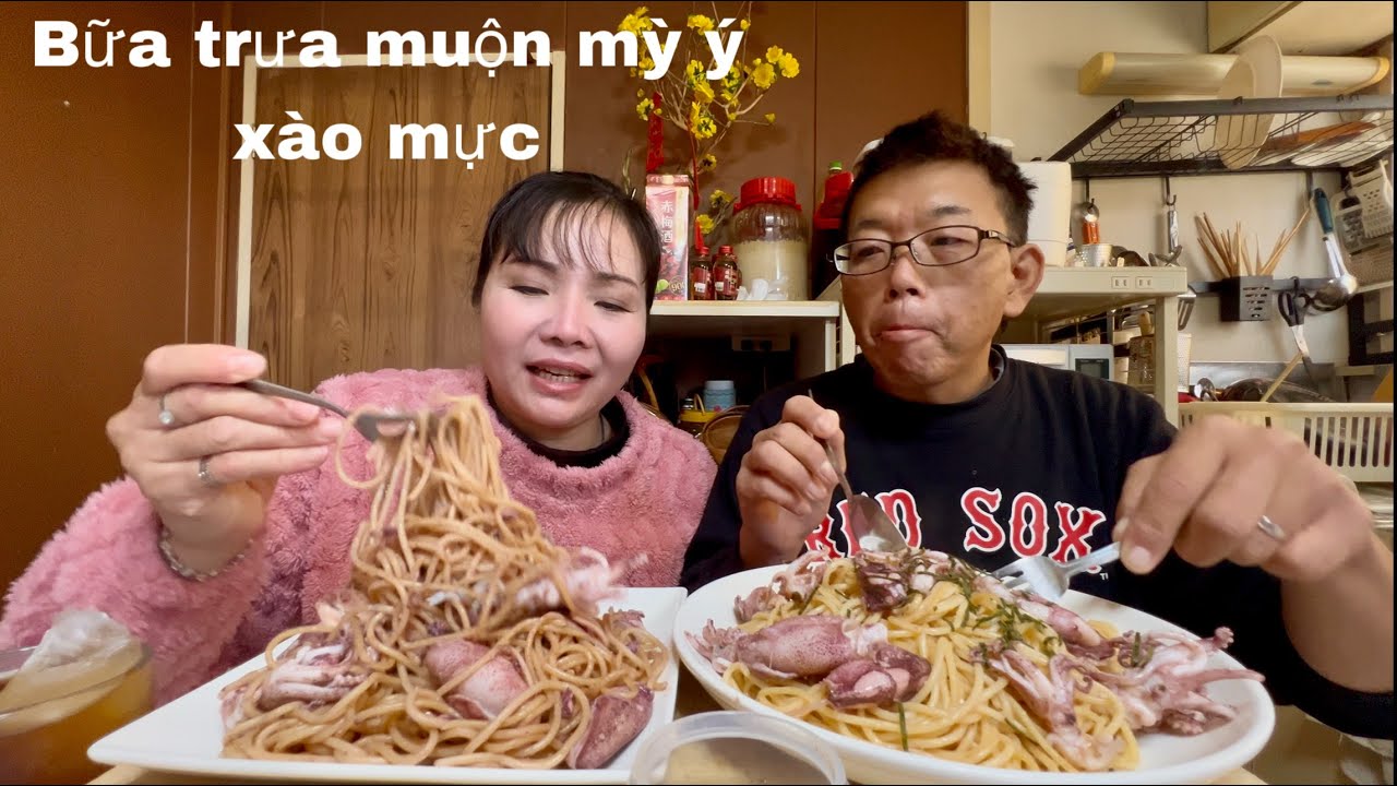 Bữa sáng muộn của hai vợ chồng em với món mỳ ý xào mực em tưởng nó đen ai ngờ nó hồng