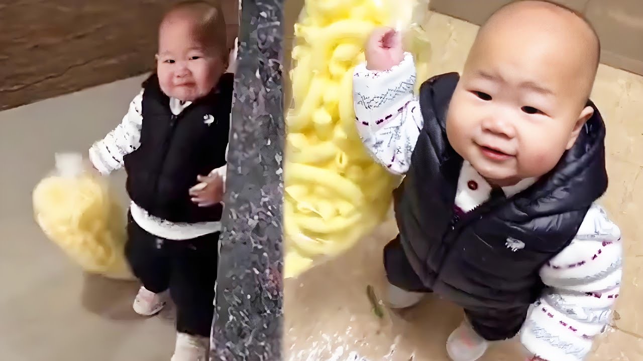 【超萌双胞胎】逮到一只偷吃的二胖！这包玉米卷卷都快比他高了，还不舍得给妈妈拿！【西西和柚柚呀】