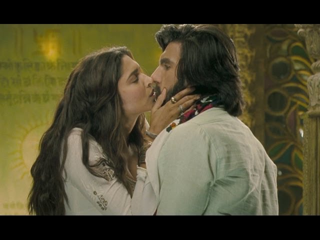 Cute Kiss between Deepika Padukone & Ranveer Singh - YouTube
