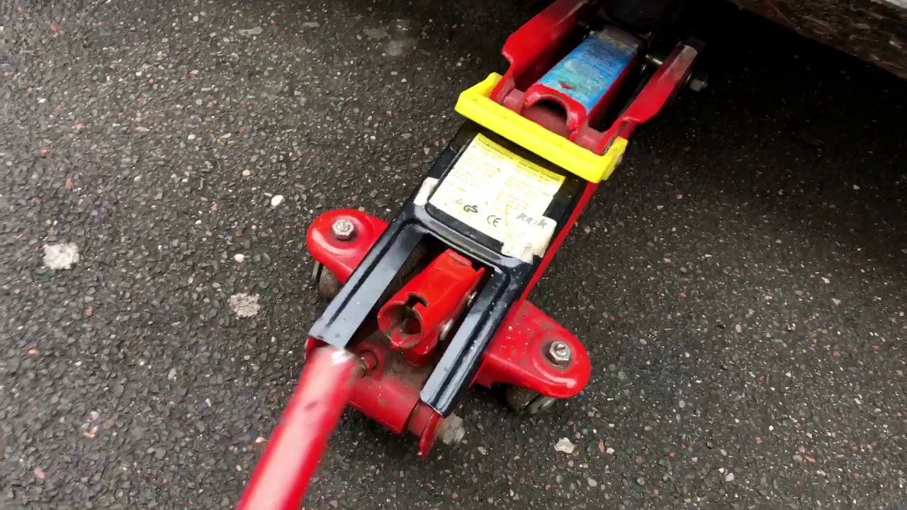 How to lift a car Mercedes Benz C180 limousine/sedan with a car jack