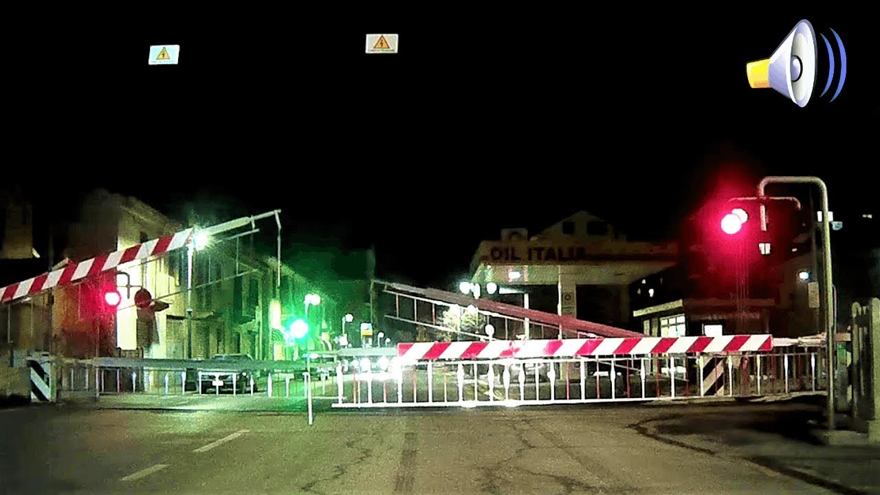 Passaggio a livello Acqui Terme (AL) Corso Divisione treno in transito # railroad crossing