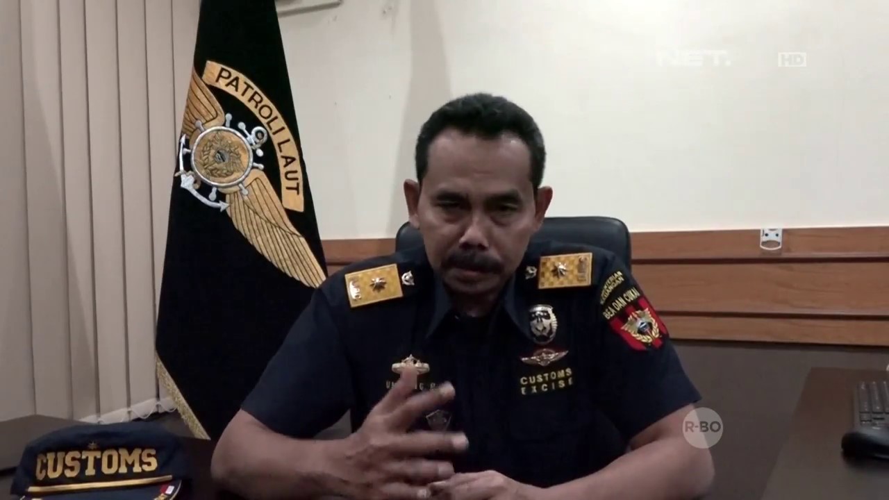 Petugas Dilempari Bom Molotov Oleh Kapal Pembawa Barang Ilegal - Customs Protection