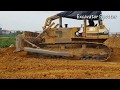 អាបុលរុញដី Komatsu Bulldozer Pushing Soil