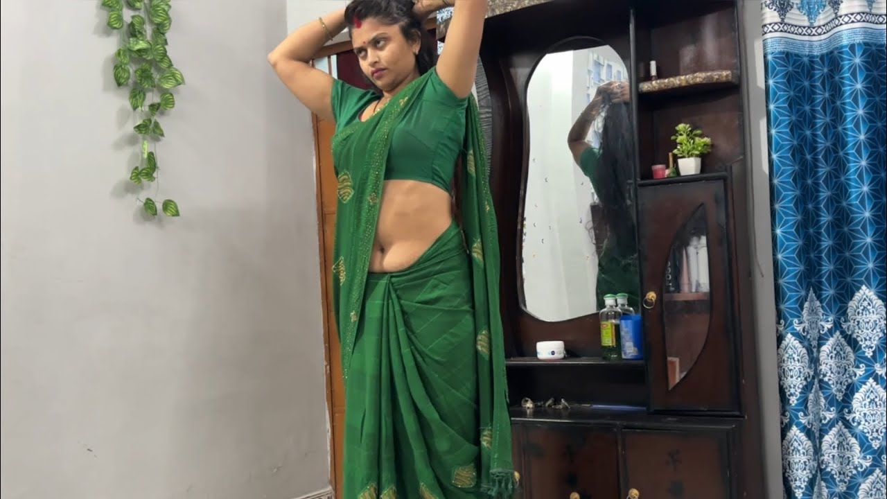 🌺Mai green saree me kaisi dikh rahi hu /navel show blogger