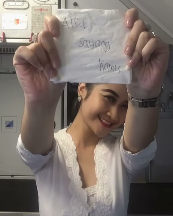 Aksi Sulap Pramugari Cantik Batik Air  Heksa Putrie
