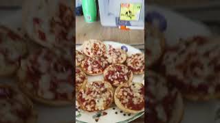 Mmm jammie lekker mini pizza’s eten 🍕😋-shorts video #618 Mmm jammie lekker mini pizza’s eten 🍕😋-shorts video #618
