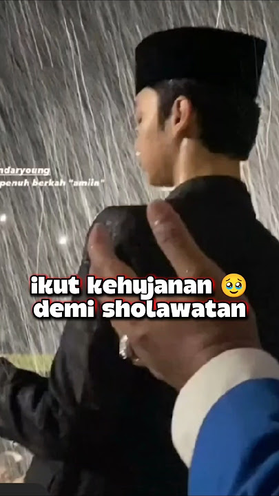 Gus Azmi joined the rainy congregation for prayer and study.