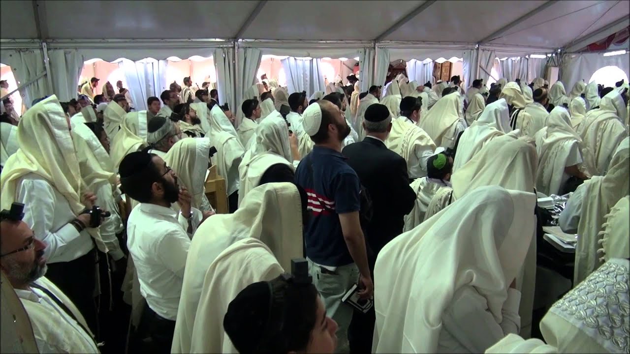 תפילת שחרית הגודלה באוהל הרב בניהו שמואלי שליט"א  במירון ביום לג בעומר