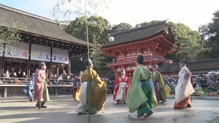 貴族姿で華麗な足さばき 下鴨神社、蹴鞠初め