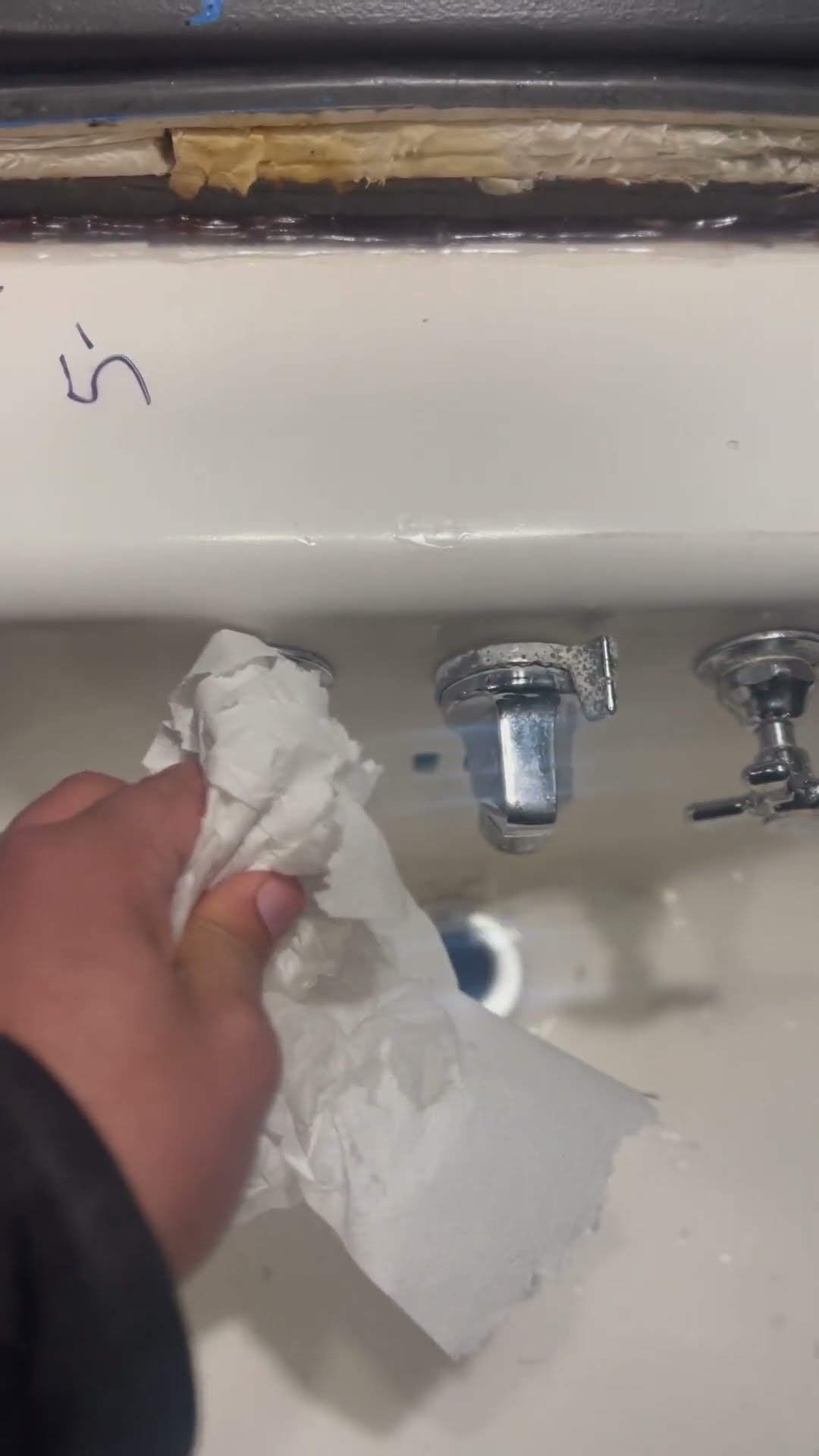 This sink scares me ? #hoodnews #sink #trending #viralvideo #how #wow #omg #bathroom #bathroomdecor