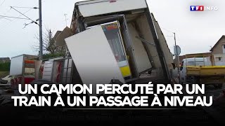 Piégée à un passage à niveau, une remorque de fête foraine percutée par un train｜TF1 INFO