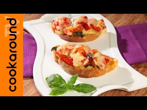 Crostini di pane: emmenthal, pomodoro e basilico / Antipasto vegetariano