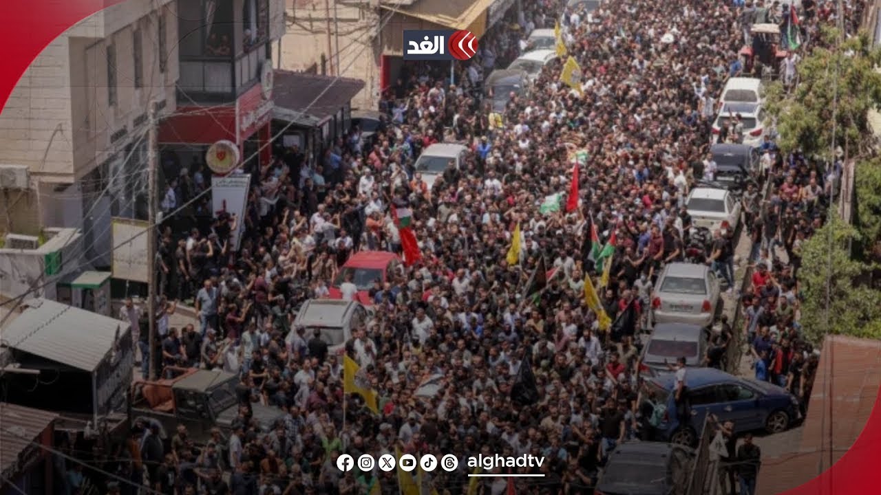 جنازة مهيبة بمشاركة آلاف الفلسطينيين في تشييع جثمان شهيدي دورا جنوبي الخليل