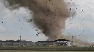 巨大竜巻が住宅地を破壊しながら進む様子を撮影、米インディアナ州 1人