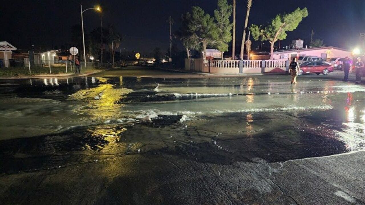 Las Vegas crews respond to significant water main break - YouTube
