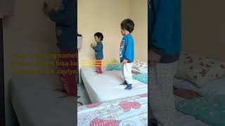 Lompat Lompat Di Atas Tempat Tidur Pake A