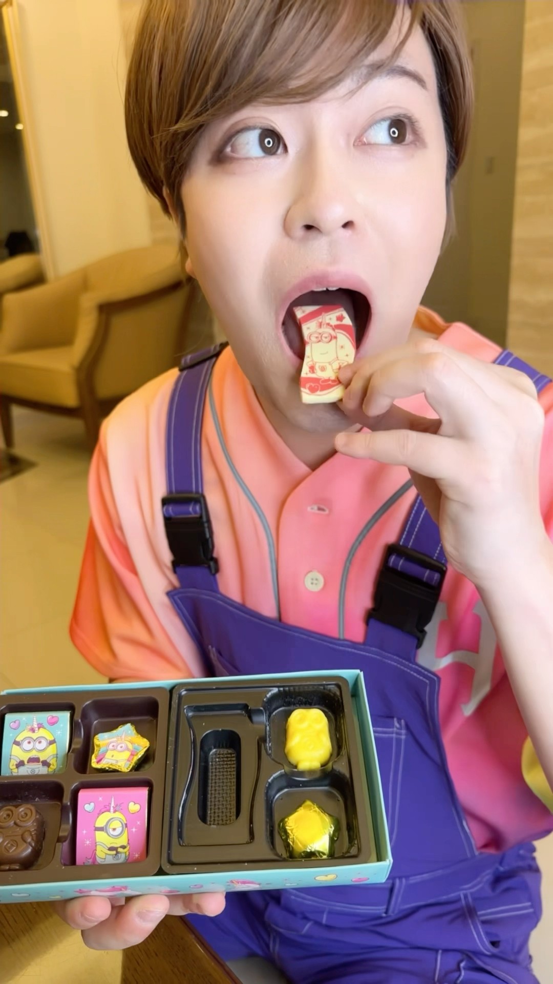 SNACKS COME OUT OF THE CARDBOARD DOOR！#asmr