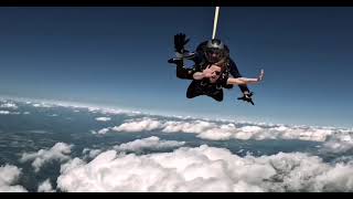 Trust, jump, fly! Tandem skydiving at its best. 🤝