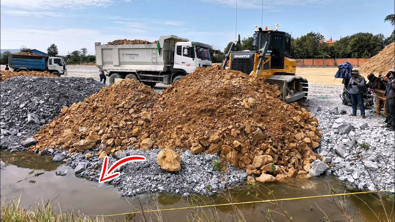 Nicely Skill Pushes Processing Landfill! Site Using With Dozer DH17C3 Pour Soil into Flooded Land