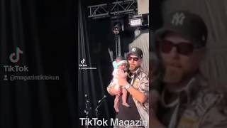 Murda Kızıyla Sahneye Çıkıp Şarkı Söyledi 🥰 - World Resimi