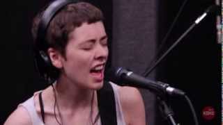 Video-Miniaturansicht von „Those Darlins "Oh God" Live at KDHX 8/9/13“