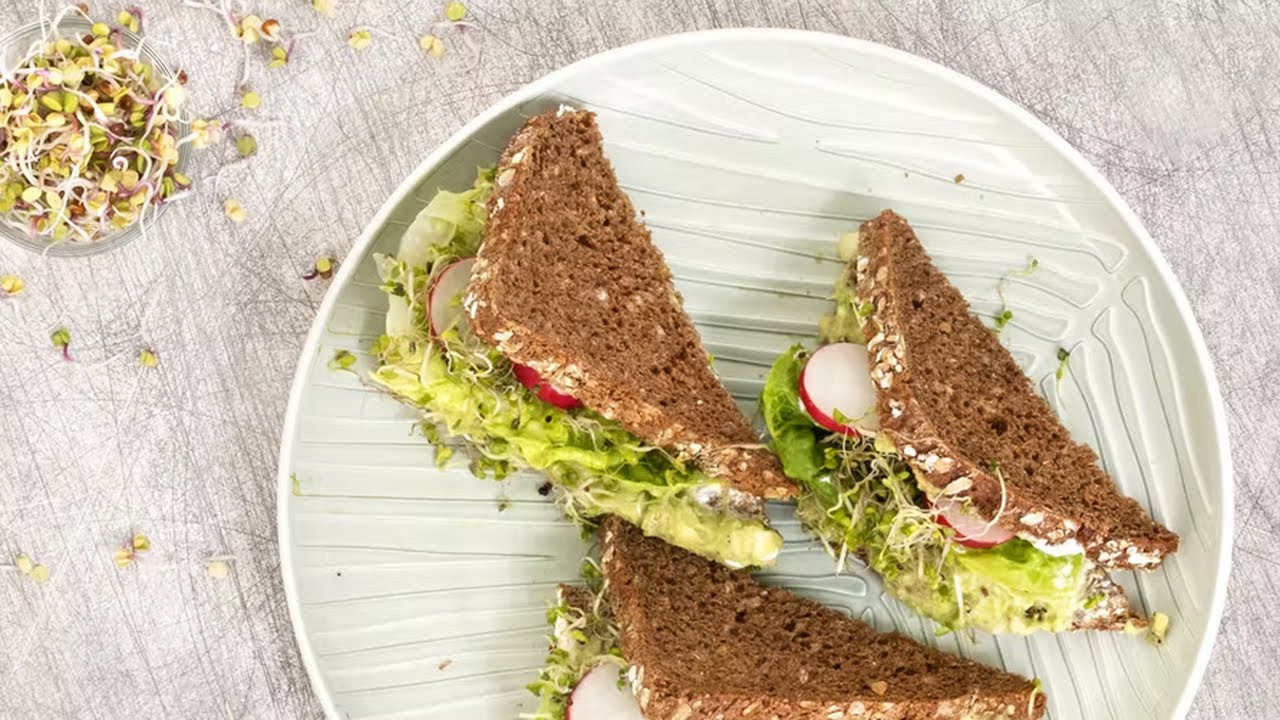 Belegtes Avocado Brot mit Tomate - Rezepte - Einfach & lecker