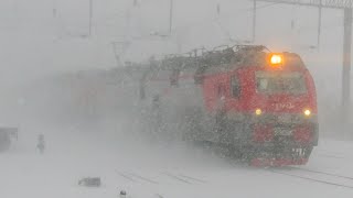 Railway. Russian trains pass through the heavy snowstorm / Сквозь метели и пургу