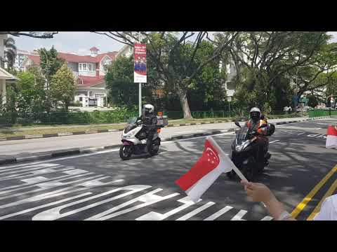 Foodpanda man waves to onlookers during mobile column - Video via Tong Chen Hao